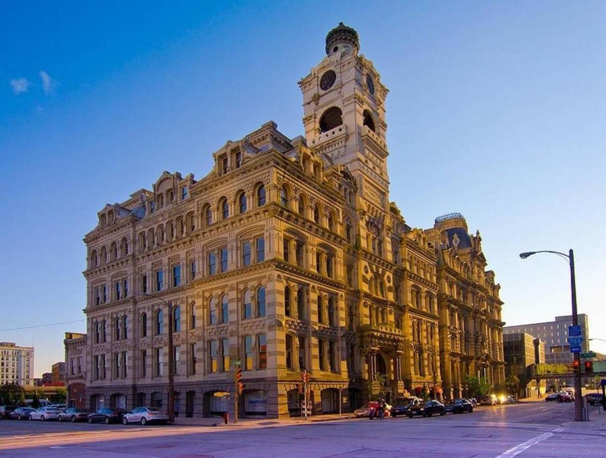 Apartment Penthouse Apt In Heart Of Downtown *