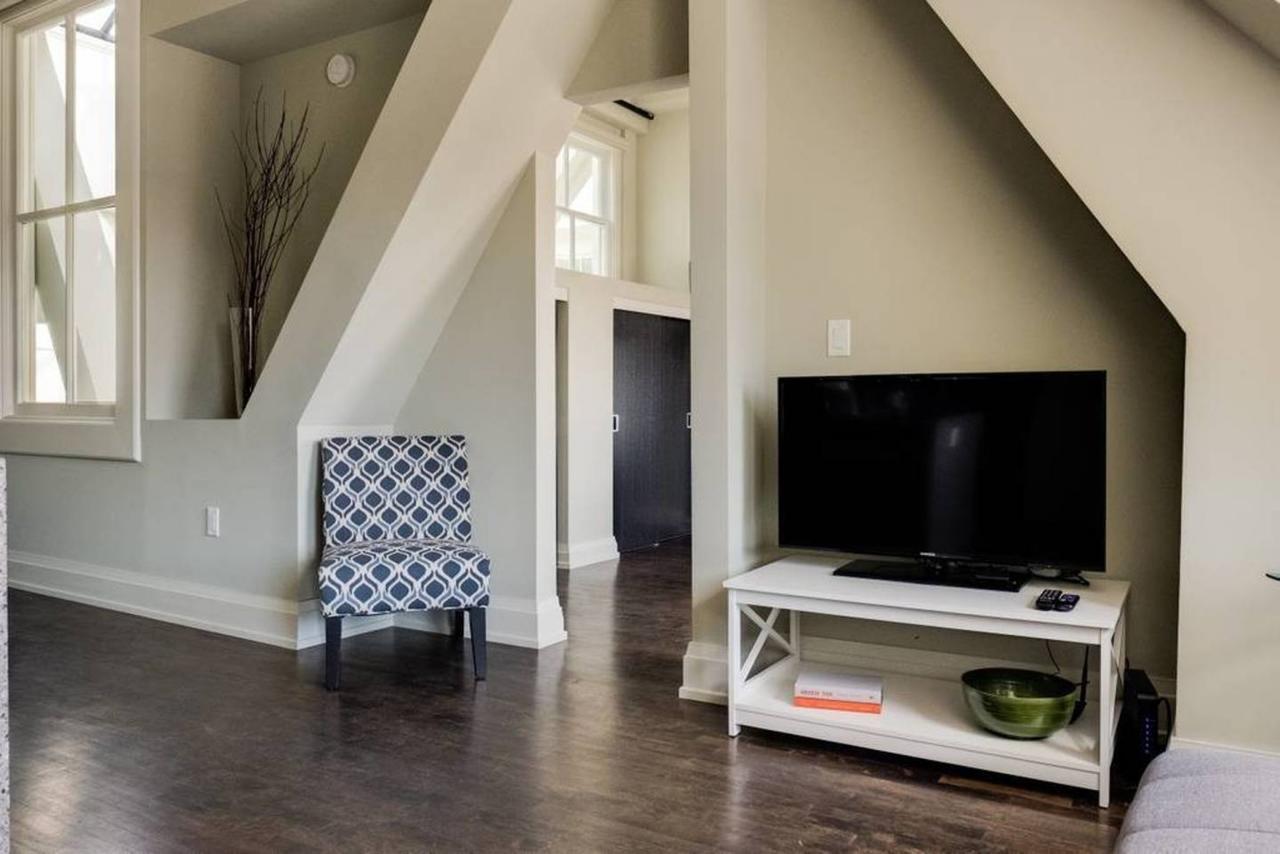 Apartment Penthouse Apt In Heart Of Downtown *