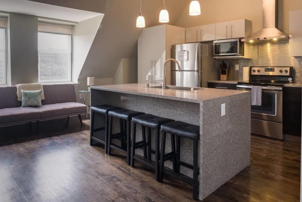 Apartment Penthouse Apt In Heart Of Downtown *