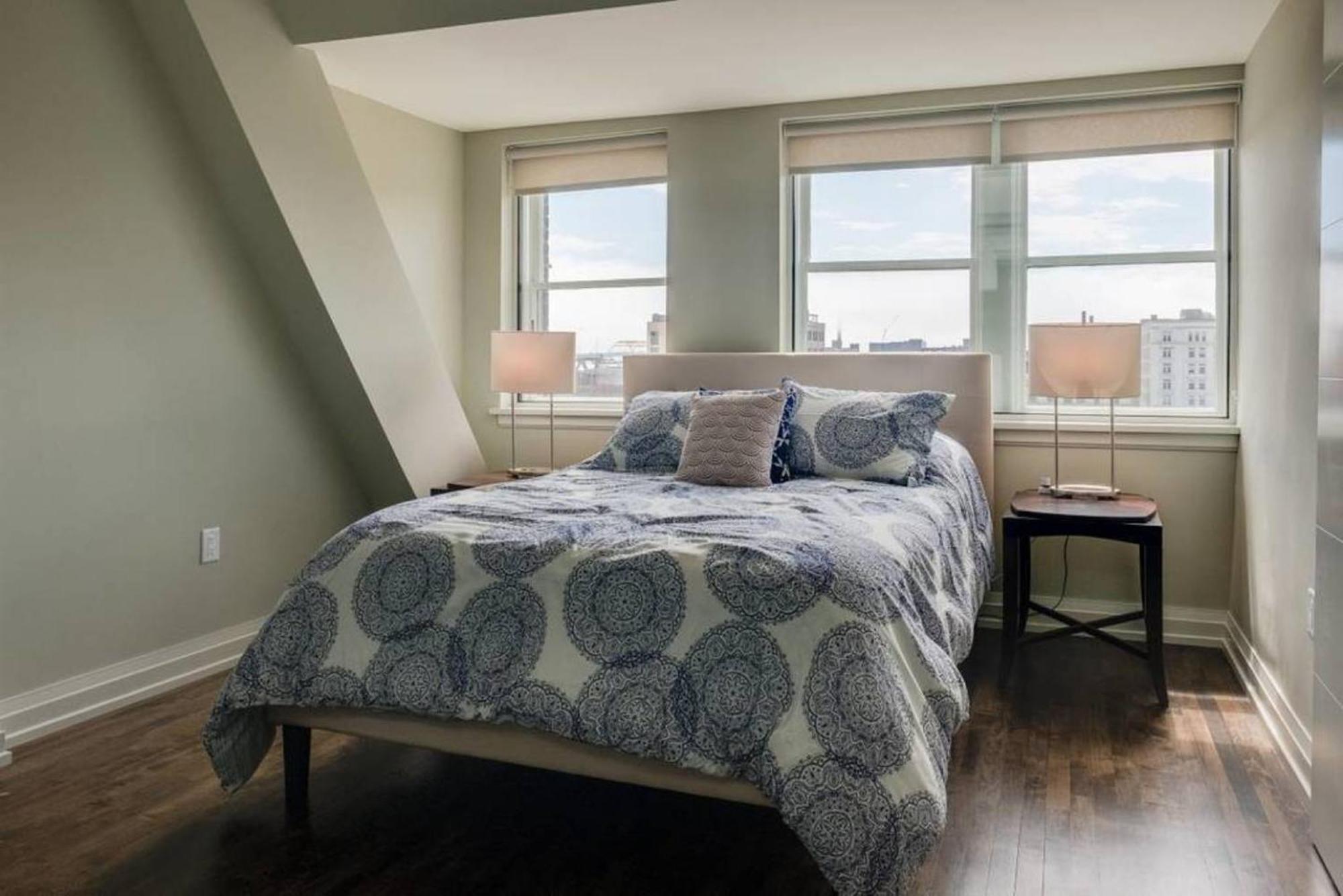 Apartment Penthouse Apt In Heart Of Downtown *