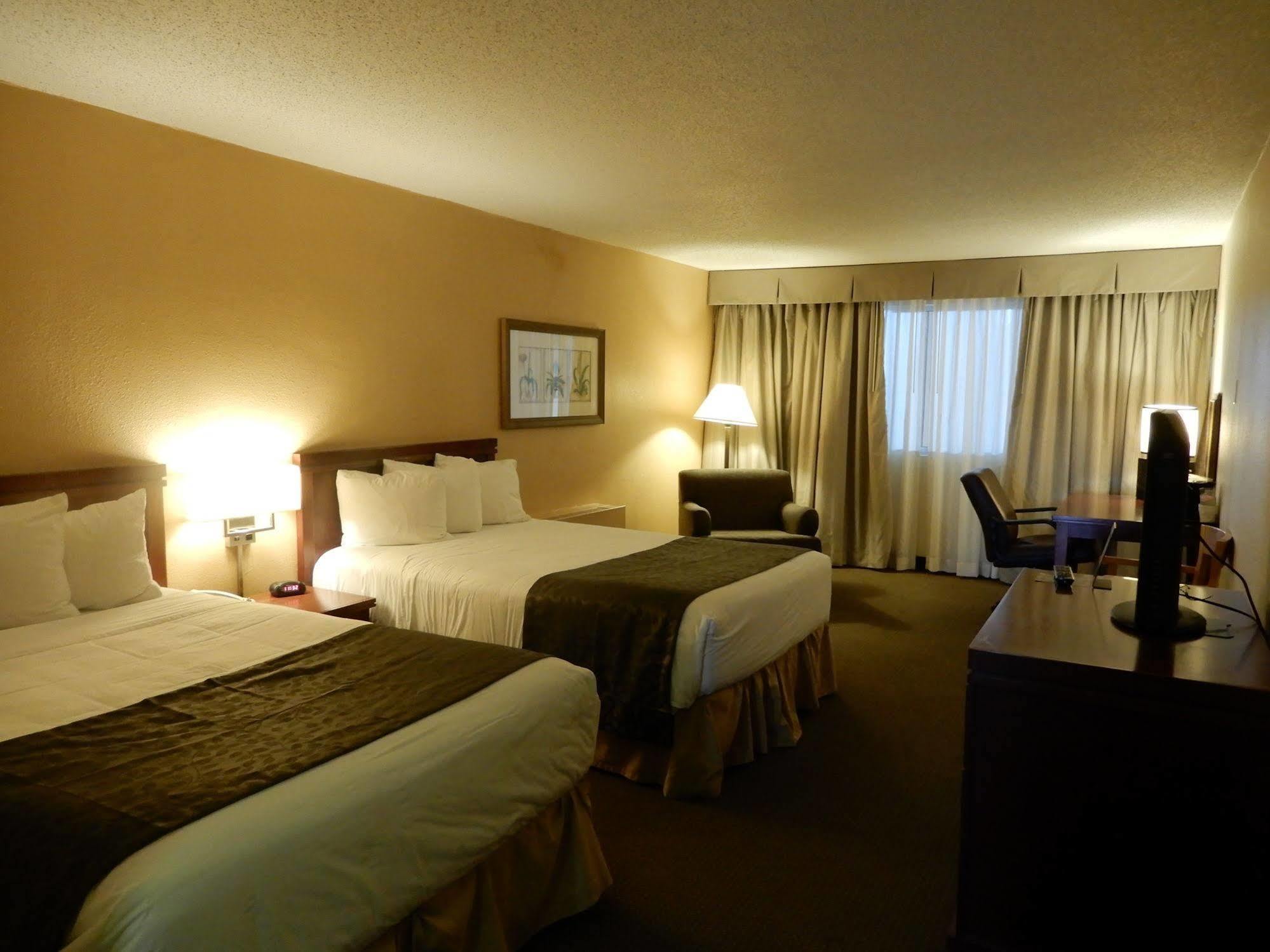 Hotel Clarion Airport 3*