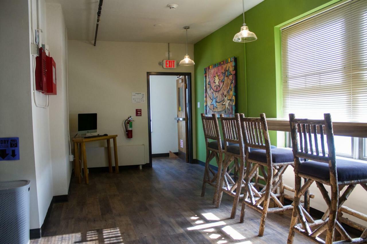 Cream Hostel *