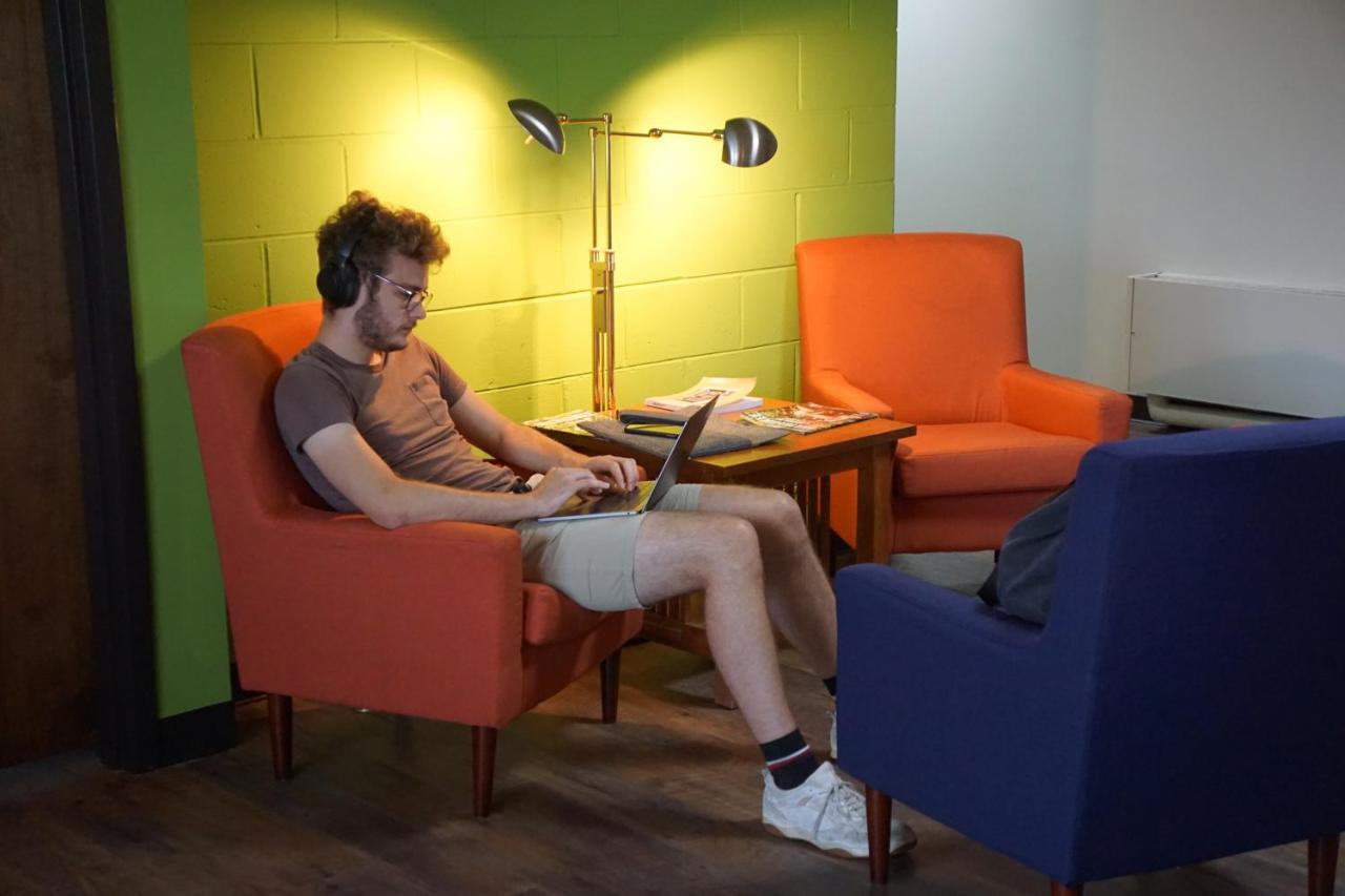 Cream Hostel *